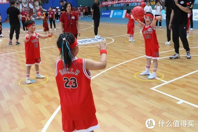 儿童如何在游戏中学习篮球技术_0